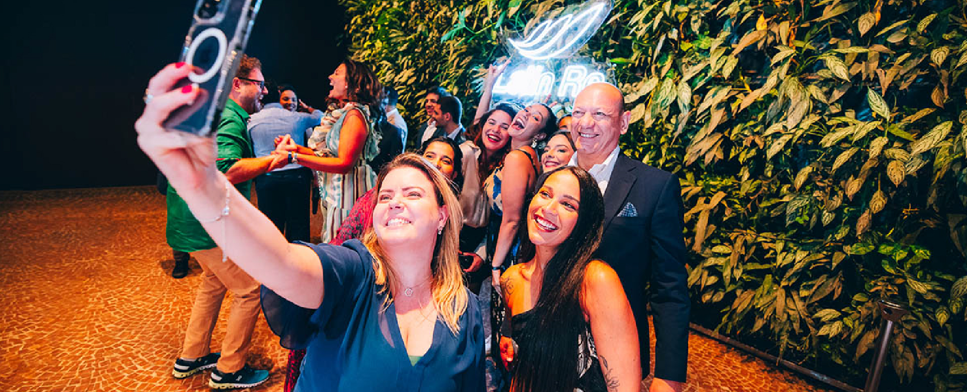 Pessoas celebrando uma experiência de marca