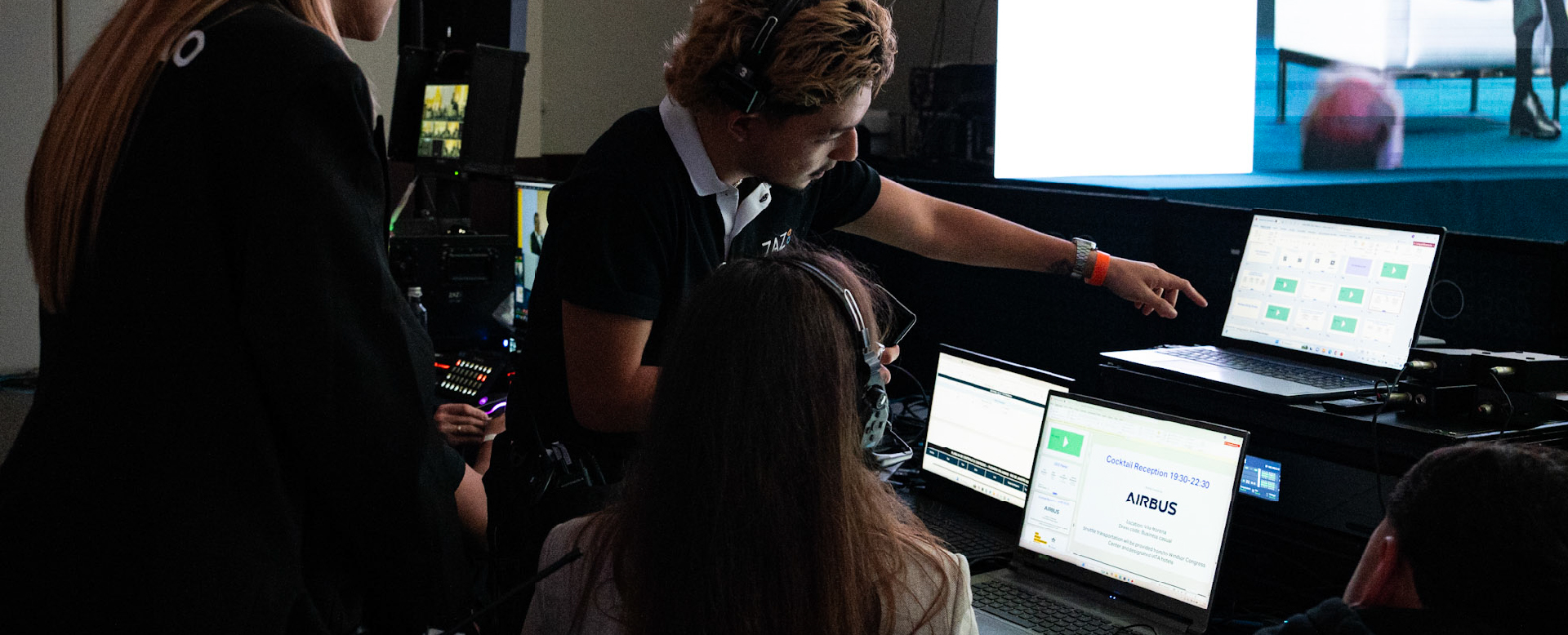 Equipe em uma experiência de produção de conteúdo