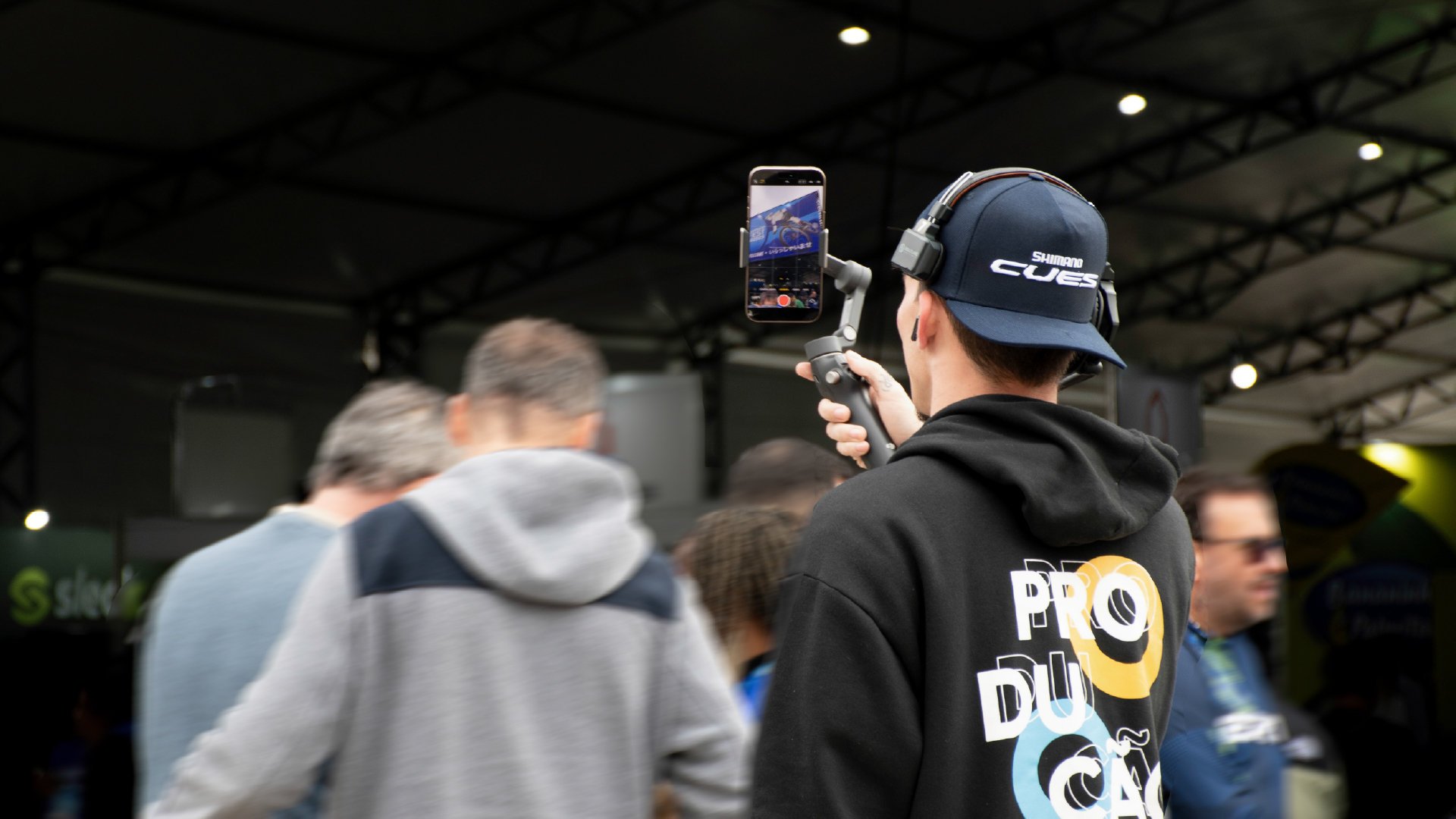 Criador gravando conteúdo para redes sociais em um evento