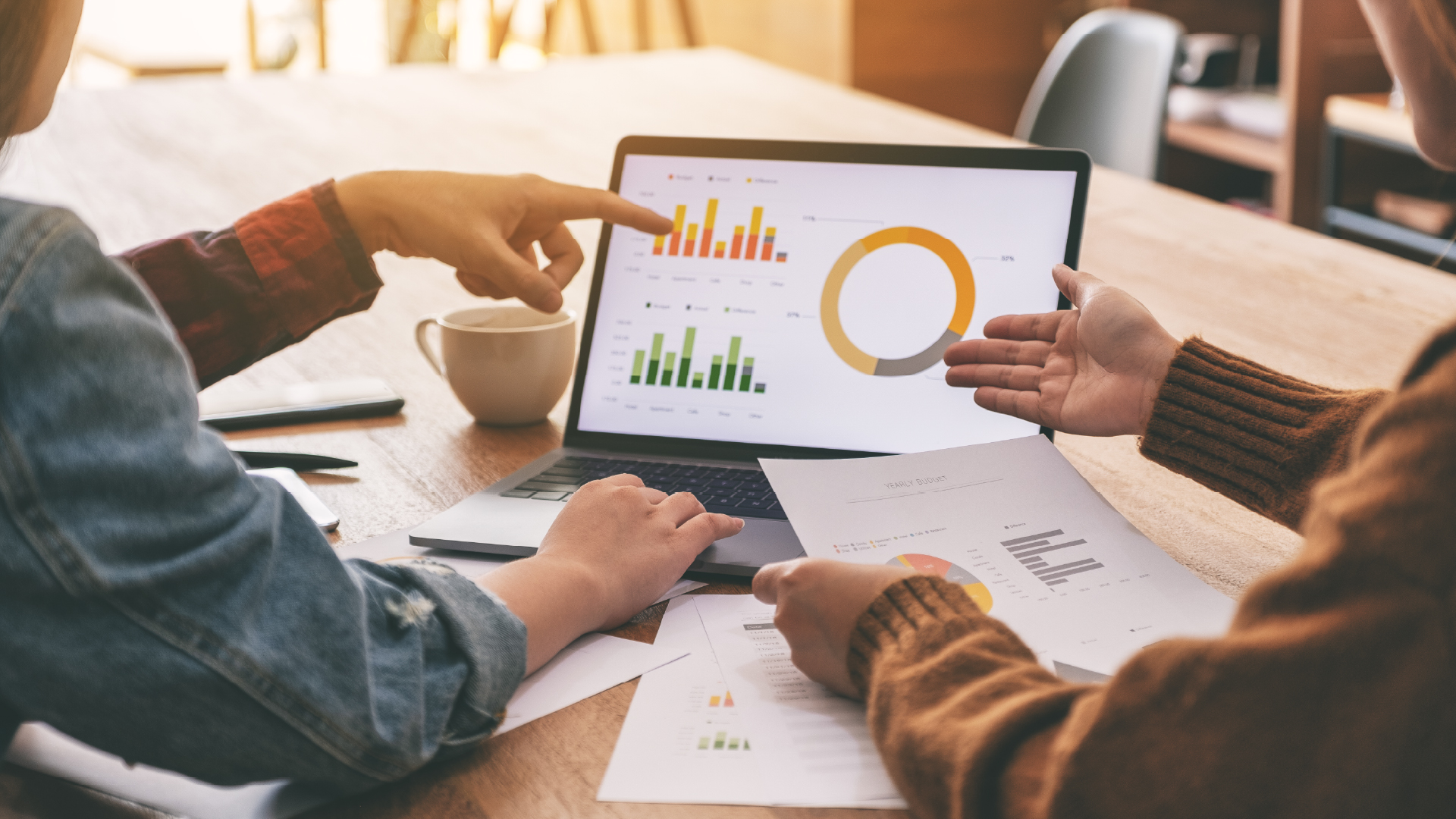 Equipe analisando gráficos de performance em um notebook